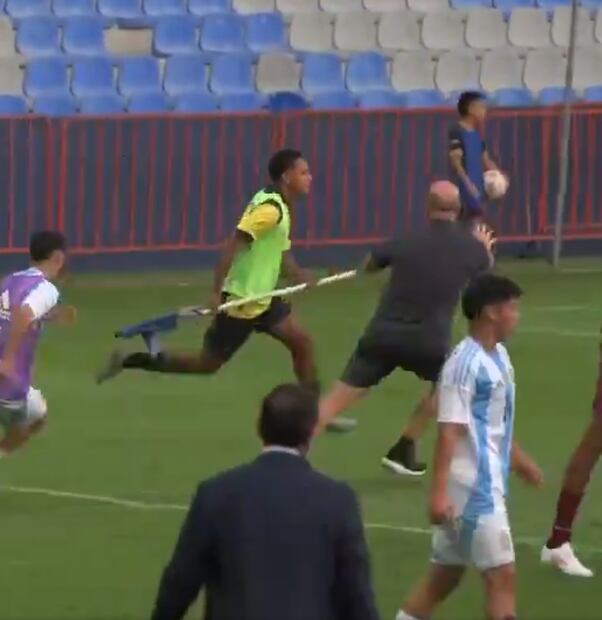 ¿Lanzamiento de jabalina?... ¡No! Pero quién sabe qué intentaba hacer este jugador con el banderín durante la pelea. FOTO: Captura