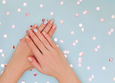 10 diseños de la manicura confetti que se impone esta estación