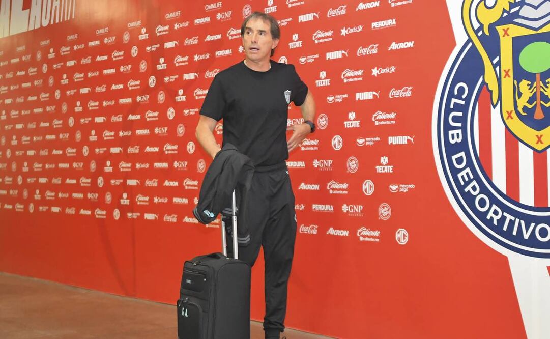 Guillermo Almada dejó abierta la posibilidad de convertirse en entrenador de las Chivas. Foto: Imago7
