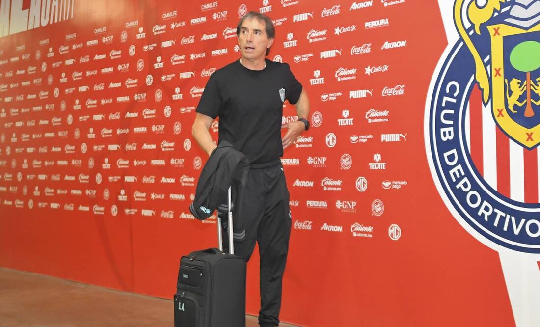 Guillermo Almada dejó abierta la posibilidad de convertirse en entrenador de las Chivas. Foto: Imago7