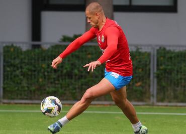 Chicharito Hernández volvió a entrenar con las Chivas tras perderse la pretemporada