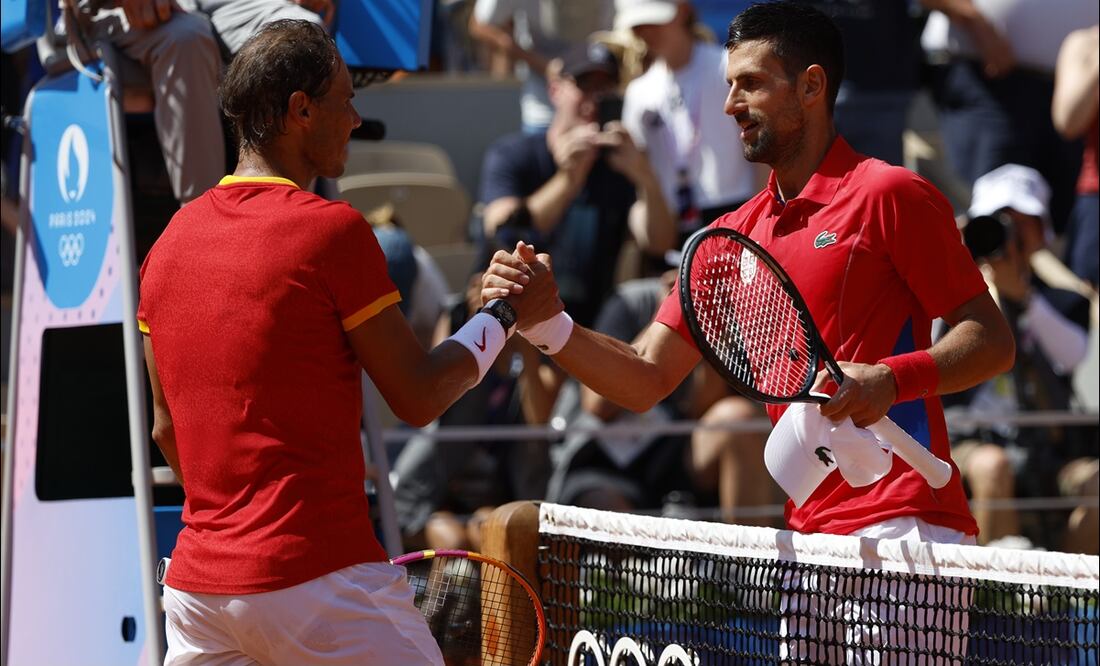 Rafael Nadal y Novak Djokovic estrechan sus manos tras su duelo en JO de París 2024. FOTO: EFE
