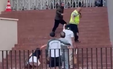 VIDEO: Futbolista es agredido por un hombre que tiene orden de restricción por estar obsesionado con su pareja