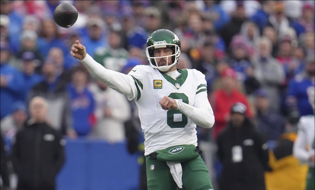 El quarterback de los NY Jets, Aaron Rodgers (8), lanza el ovoide en un duelo ante Buffalo Bills. FOTO: AP