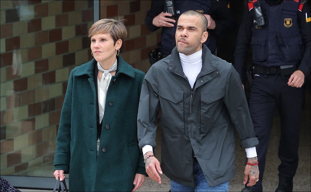 Dani Alves camina junto a su abogada a fuera del Tribunal. FOTO: AFP