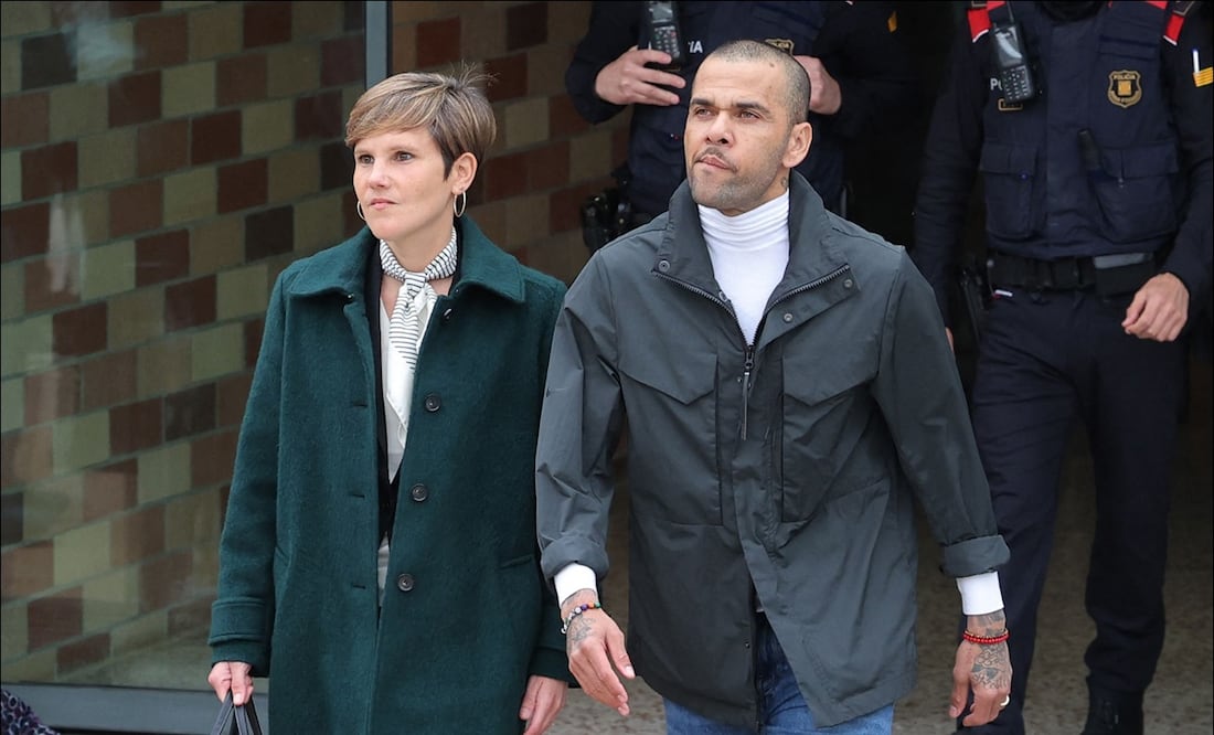 Dani Alves camina junto a su abogada a fuera del Tribunal. FOTO: AFP