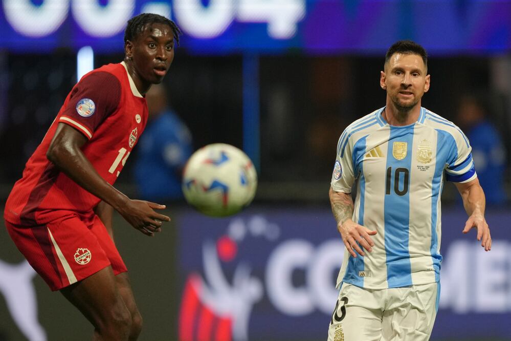 Moïse Bombito y Lionel Messi durante la Copa América - Foto: AP