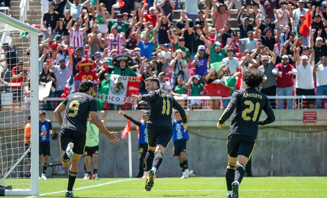 Santiago Giménez rompe la sequía con México Foto: Imago7