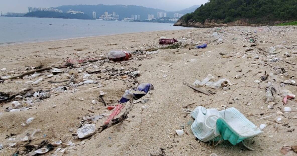 Mascarillas y guantes contra Covid-19 ya contaminan los océanos