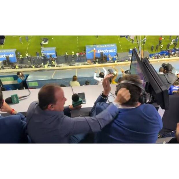 En la Semifinal de Vuelta ante Cruz Azul, Cuauhtémoc Blanco hasta le jaló el cabello a David Faitelson por la emoción de un gol del América. Foto: Especial