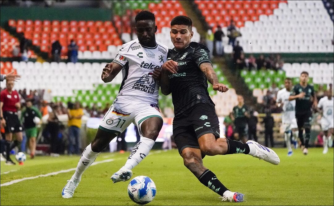 Steven Mendoza y Ramiro Sordo disputan el balón en el duelo entre León y Santos. FOTO: Imago7
