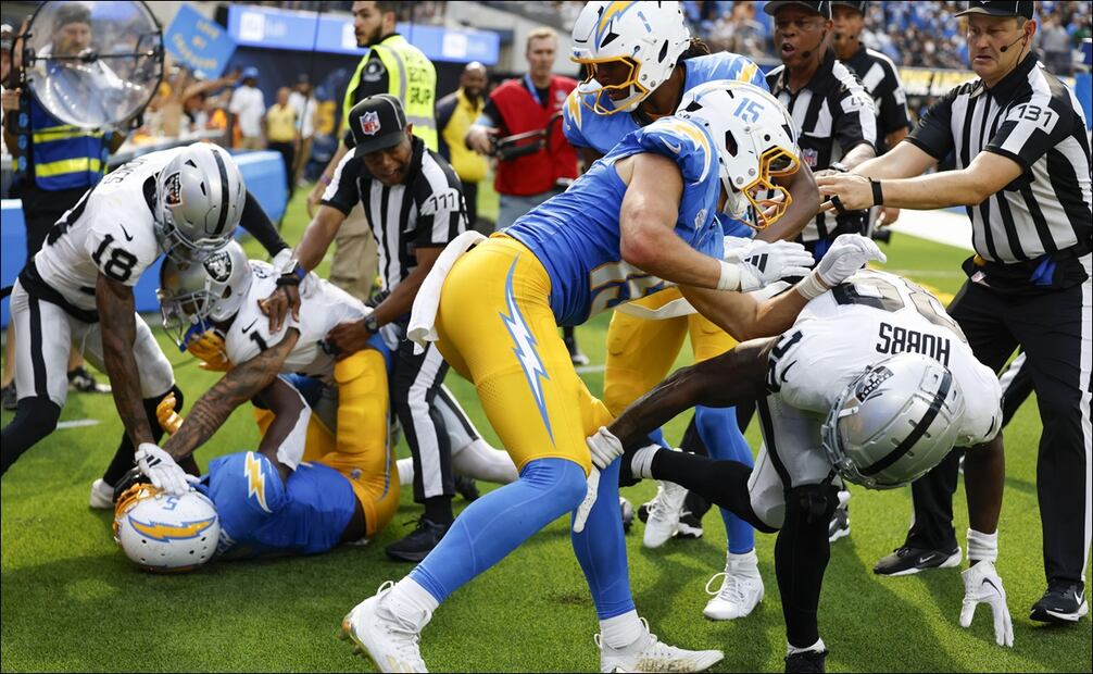 Jugadores de Raiders y Chargers llevaron su pasión al límite en el último periodo de su partido de la Semana 1 de la NFL. FOTO: EFE