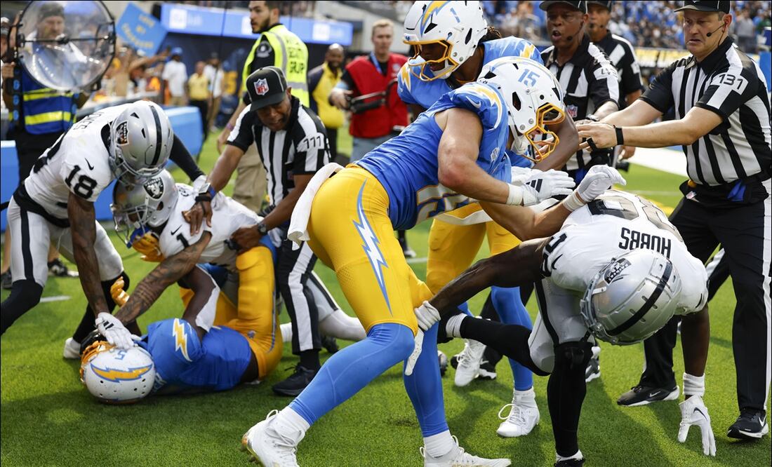 Jugadores de Raiders y Chargers llevaron su pasión al límite en el último periodo de su partido de la Semana 1 de la NFL. FOTO: EFE