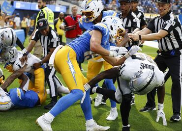 Jugadores de Raiders y Chargers protagonizan bronca en pleno partido de la Semana 1 de la NFL