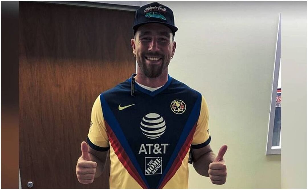 Travis Kelce con el jersey del América