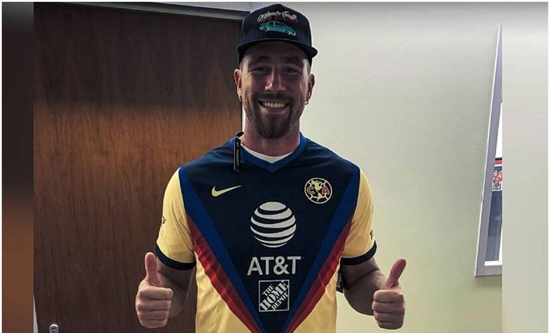 Travis Kelce con el jersey del América