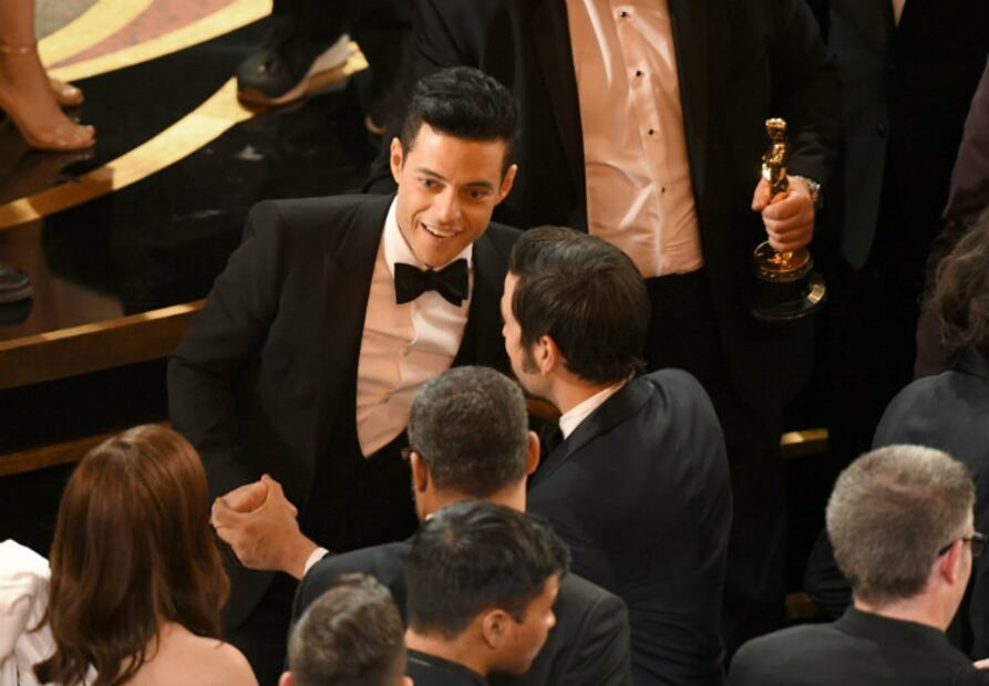 Rami Malek sufre caída tras recibir su Óscar