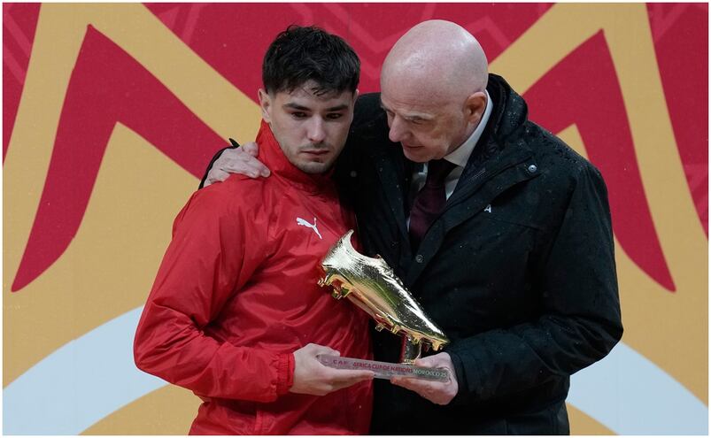 Brahim Díaz, desconsolado y entre lágrimas, recibe el trofeo al máximo goleador de la Copa Africana