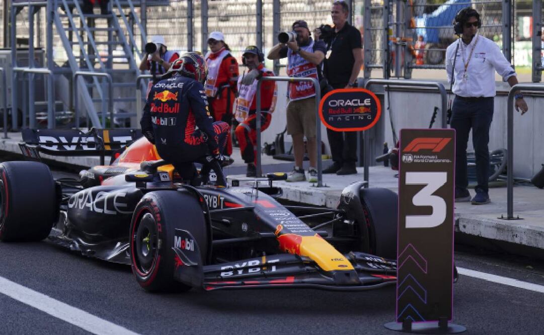 Max Verstappen está bajo investigación por obstruir salida de pits. Foto: Imago7