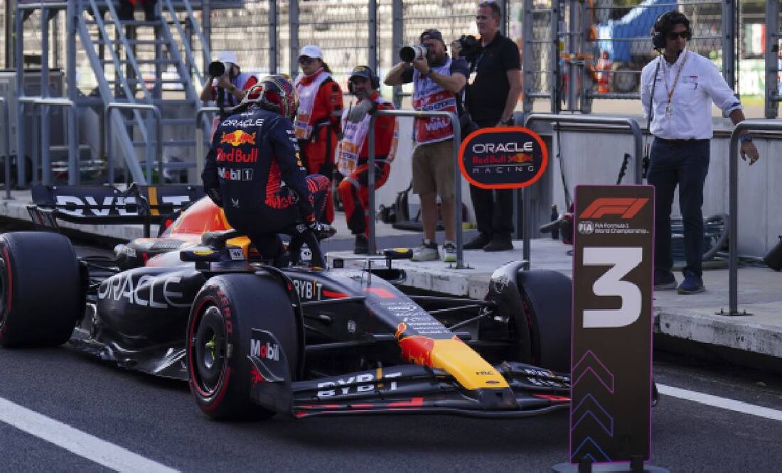 Max Verstappen está bajo investigación por obstruir salida de pits. Foto: Imago7