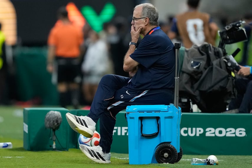 Marcelo Bielsa en el Estadio Guadalajara, durante la eliminación de Uruguay en la Fase de Grupos del Mundial de 2026 - Foto: AP