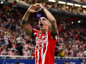 Chivas se impuso en La Fortaleza al Pachuca con goles de Alan Pulido y Luis Romo