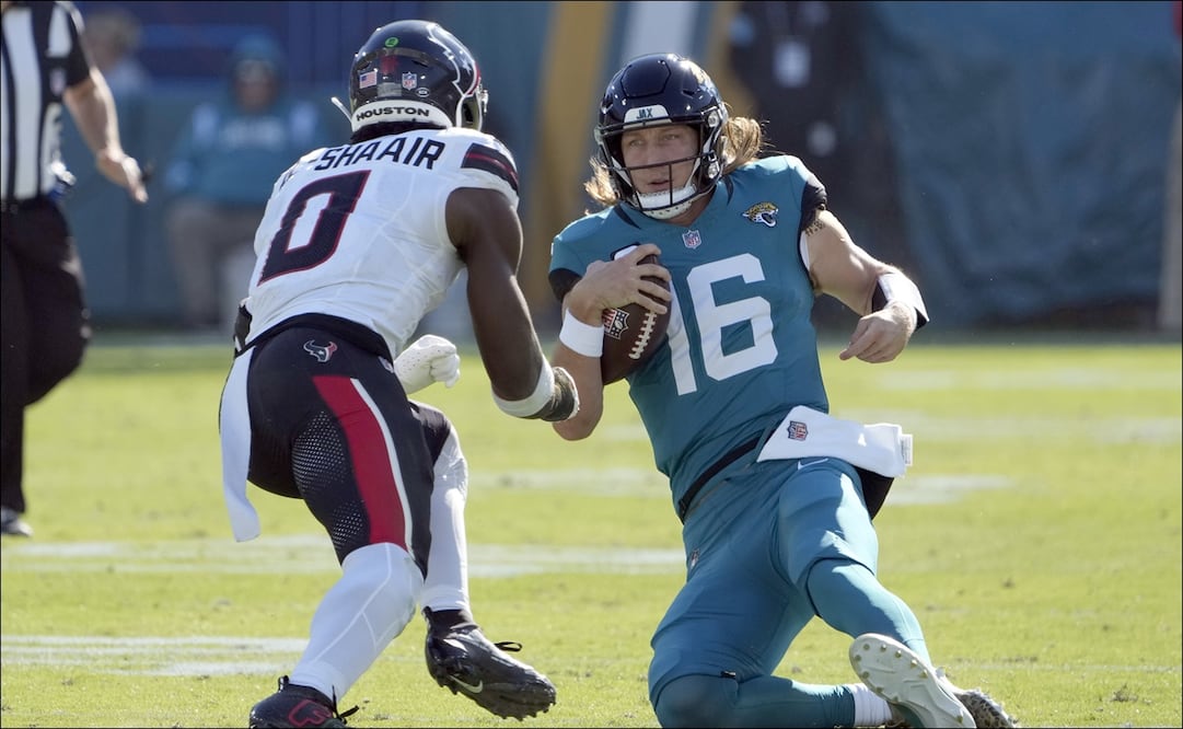 Azeez Al-Shaair golpea a Trevor Lawrence cuando ya se deslizaba en el terreno de juego. FOTO: AP