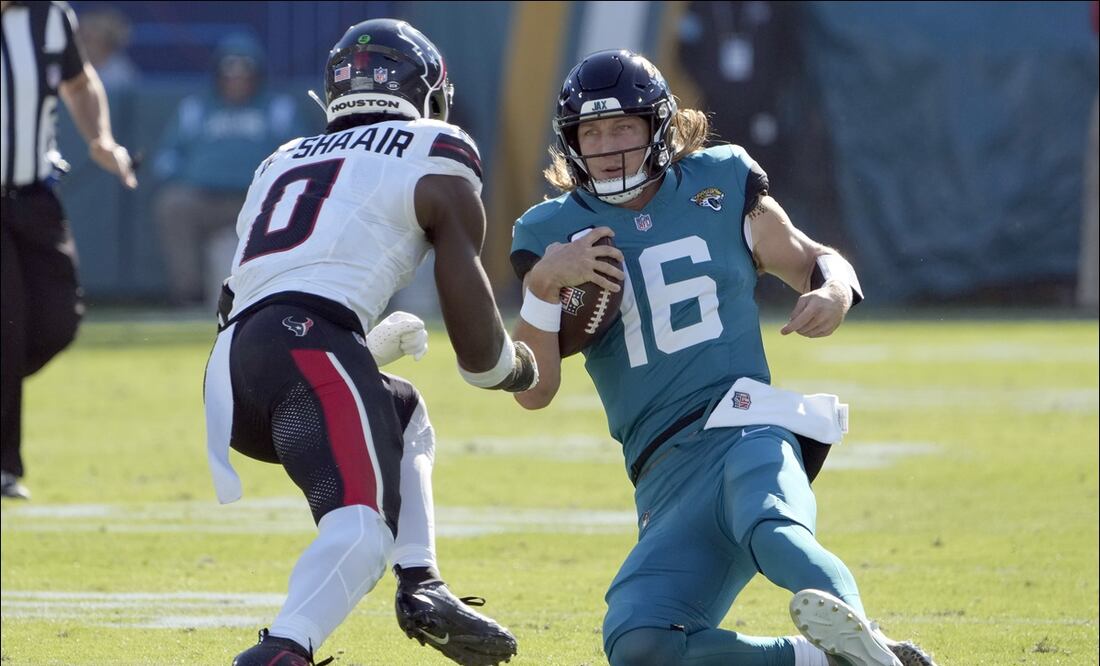 Azeez Al-Shaair golpea a Trevor Lawrence cuando ya se deslizaba en el terreno de juego. FOTO: AP