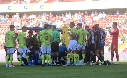 ¡Momentos de angustia! Jugador del Puebla se convulsiona en pleno partido ante Gallos Blancos