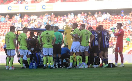 ¡Momentos de angustia! Jugador del Puebla se convulsiona en pleno partido ante Gallos Blancos