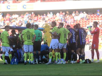 ¡Momentos de angustia! Jugador del Puebla se convulsiona en pleno partido ante Gallos Blancos
