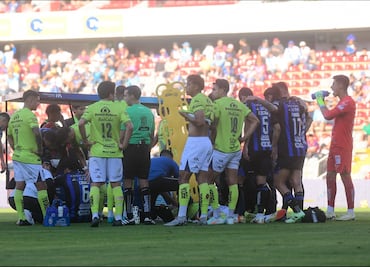 ¡Momentos de angustia! Jugador del Puebla se convulsiona en pleno partido ante Gallos Blancos