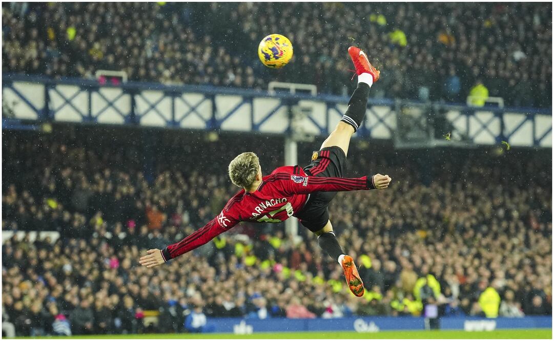 Alejandro Garnacho con la chilena ante el Everton / FOTO: AP