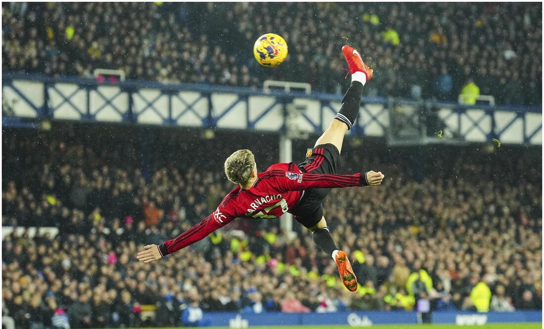 Alejandro Garnacho con la chilena ante el Everton / FOTO: AP