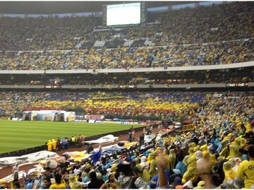 Detienen a aficionados del América por robar celulares en el Estadio Azteca