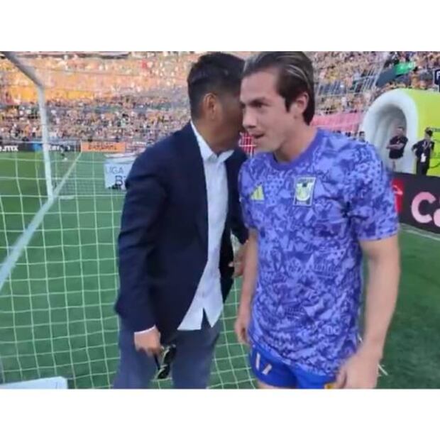 Jorge Campos y Sebastián Córdova estaban charlan previo al Clásico Regio. Foto: Especial