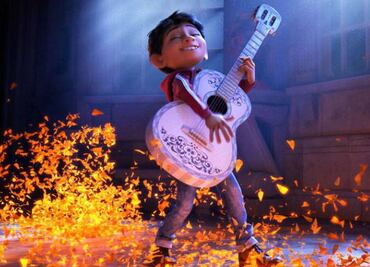 Artesanos mexicanos encargados de hacer la guitarra de "Coco"