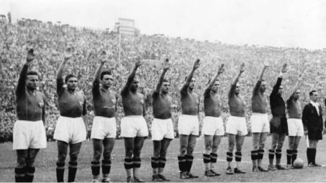 Los jugadores italianos realizan el saludo fascista antes de un partido del Mundial de 1934. Foto: Especial