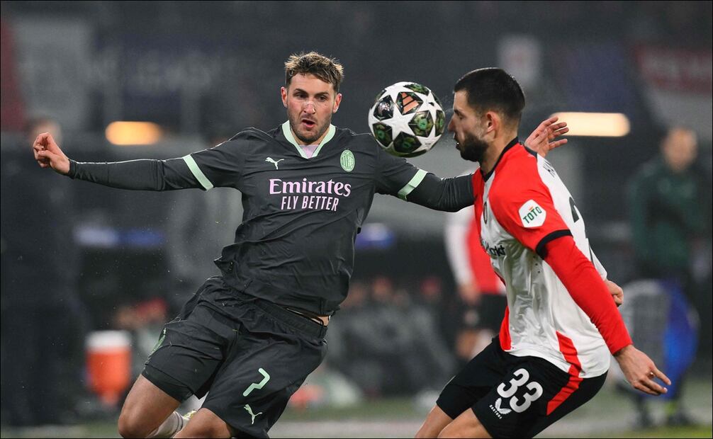 Santiago Giménez compite con David Hancko por el balón / Foto: AFP