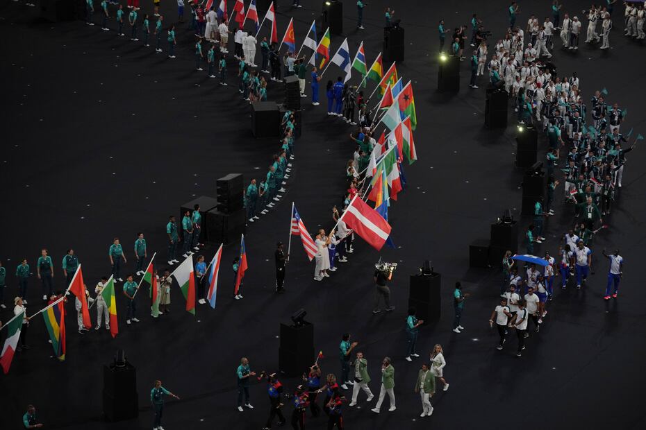 Los abanderados, de los países que participaron en los Juegos Olímpicos de París 2024, desfilando en el Estadio de Francia - Foto: AP