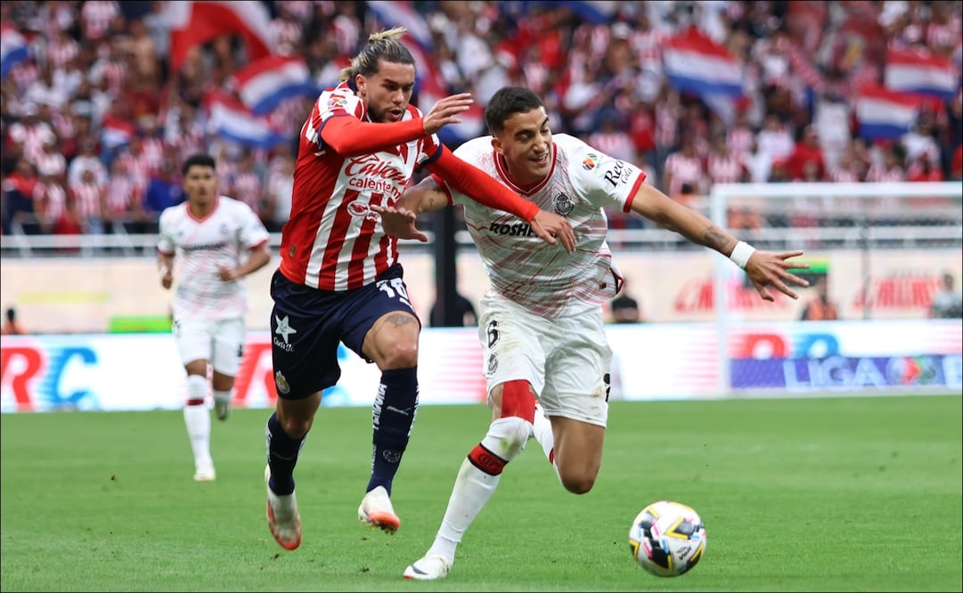 Cade Cowell y Andrés Pereira, durante el partido correspondiente a la Jornada 1 del Apertura 2024 entre Chivas y Toluca. FOTO: Imago7