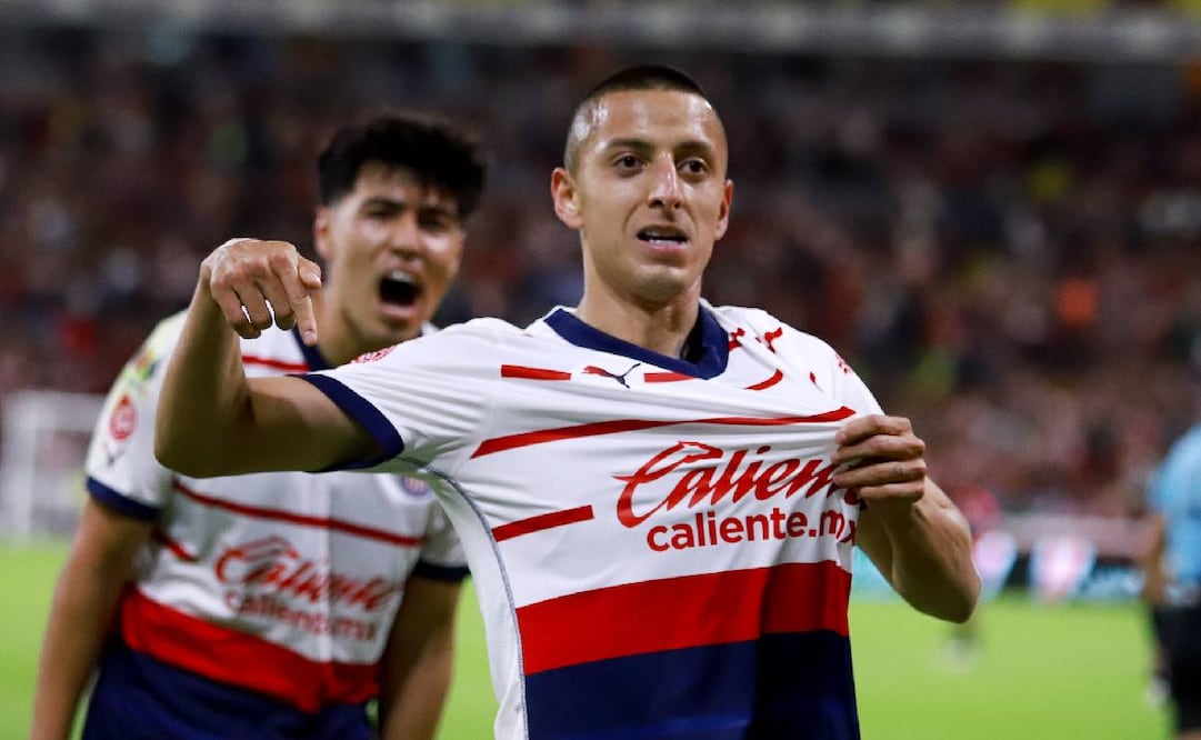 El Piojo Alvarado dijo ser feliz en Chivas y no contempla irse a los Tigres. Foto: Imago7