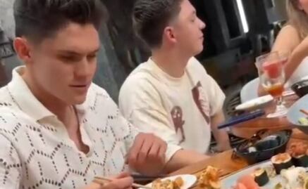 Israel Reyes causa controversia por no comer correctamente en un restaurante