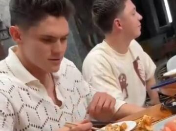 Israel Reyes causa controversia por no comer correctamente en un restaurante