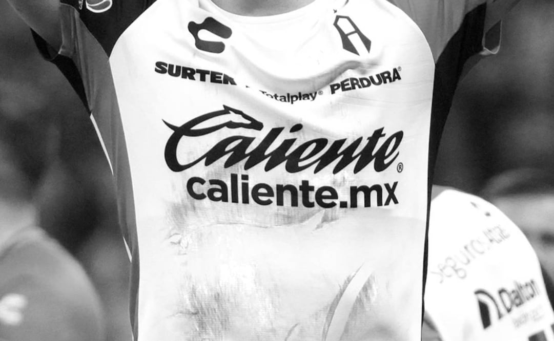 El Clásico Tapatío fue empañado por la violencia entre aficionados que dejó a una persona herida. FOTO: Imago7