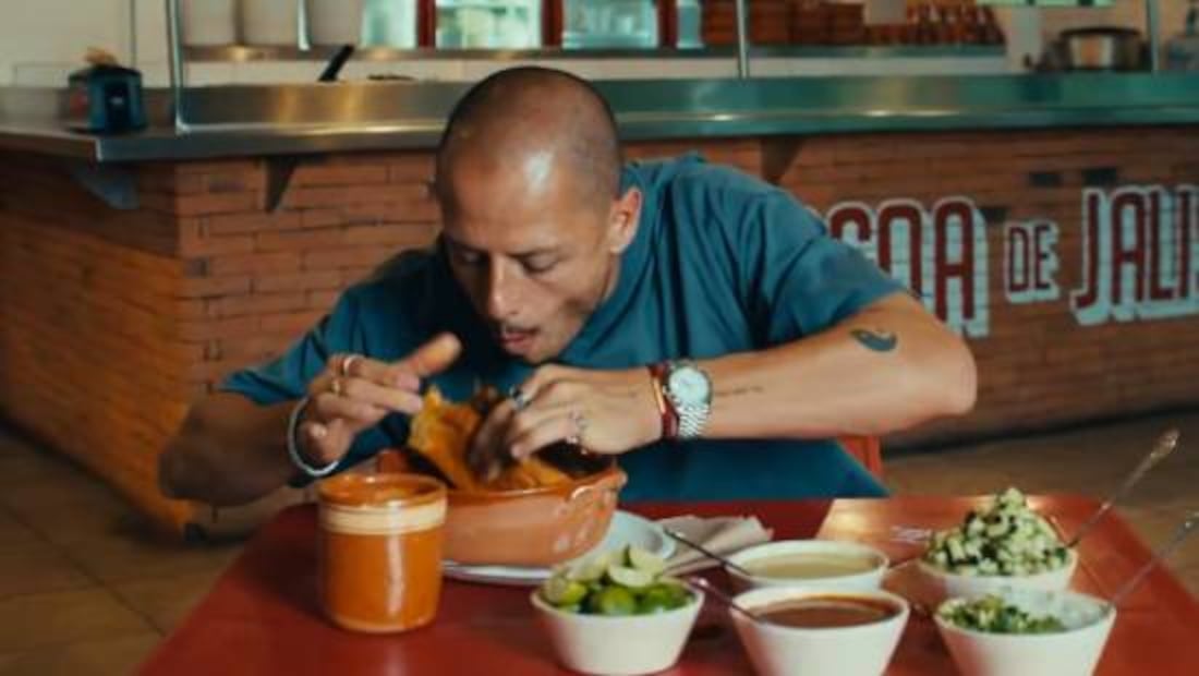 Chicharito Hernández mostró cómo se debe de comer una buena torta ahogada en Guadalajara. Foto: Especial