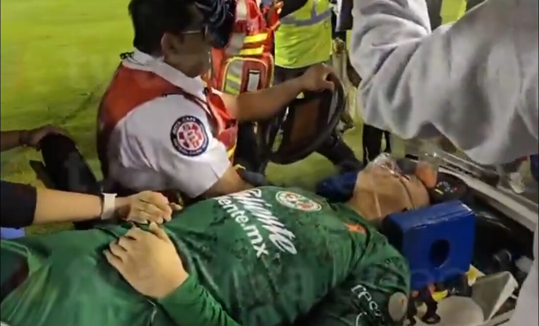 Luis Ángel Malagón salió del terreno de juego recibiendo oxigeno. FOTO: Captura