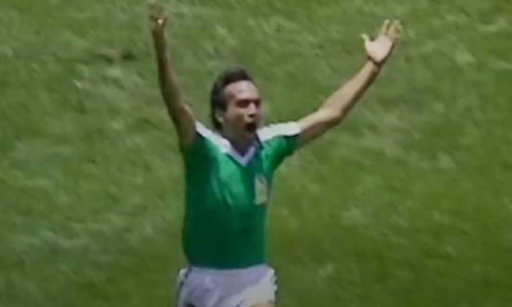 Fernando Quirarte festeja uno de los dos goles que marcó con la Selección en el Mundial de México 86. Foto: Especial