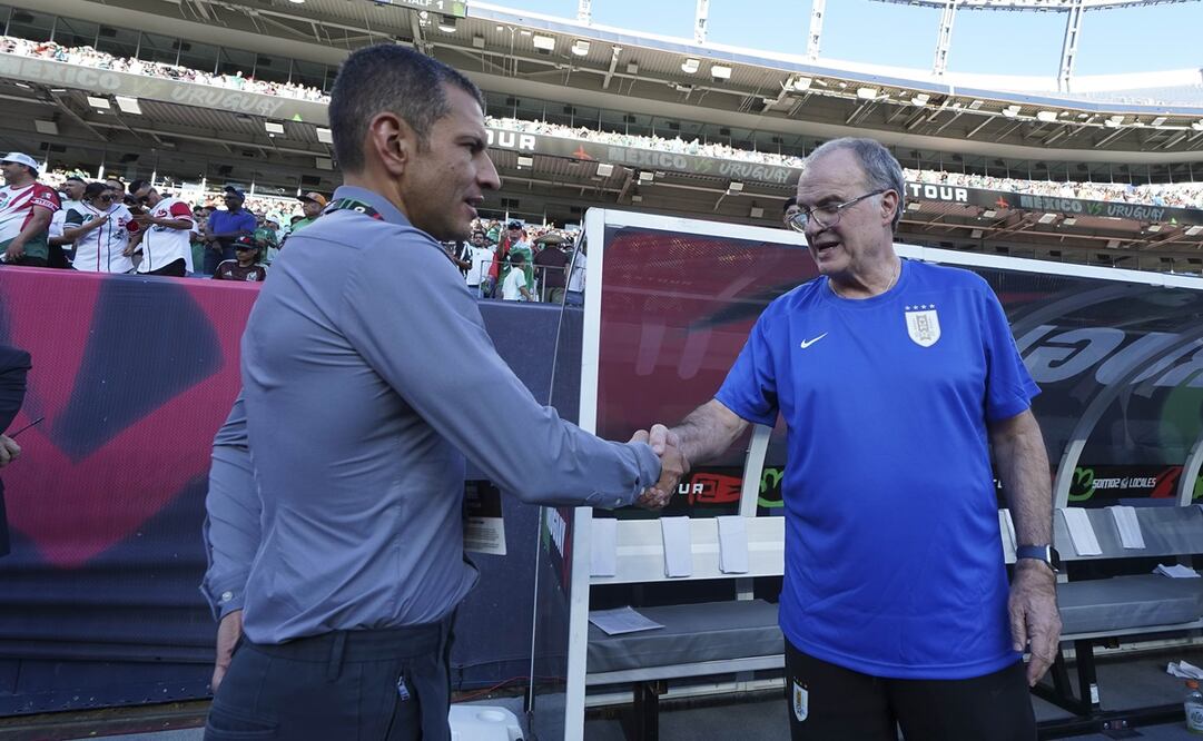 Jaime Lozano y Marcelo Bielsa estrechando la mano - Foto: Imago7