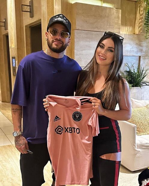 Neymar posó con la playera del Inter Miami de la MLS, donde juega Messi y Suárez. Foto: Especial